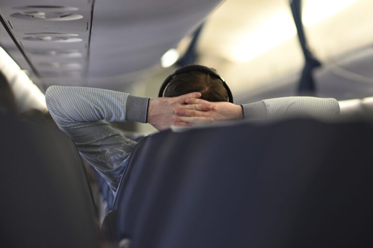 United Airlines Is Kicking Off Passengers For “Beat Pulsing” - Featured image