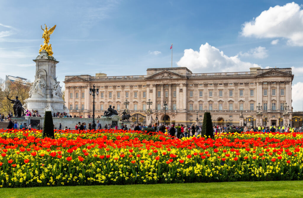 8 Enchanting Facts About Buckingham Palace Tourists Never Get To Discover - Featured image