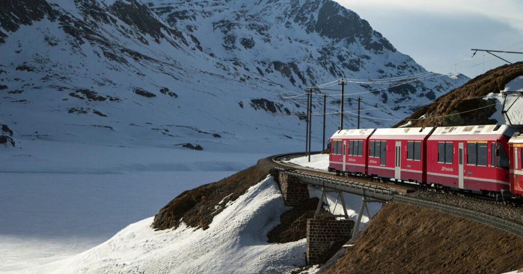 The 10 Scenic Train Rides in the U.S. You Need to Experience –  They’ll Take Your Breath Away - Featured image
