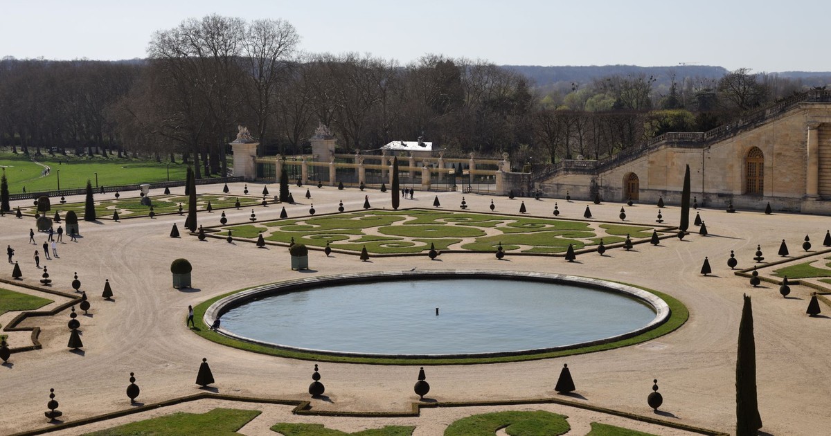 Explore the symmetrical garden designs of Versailles with picturesque views and rich history.