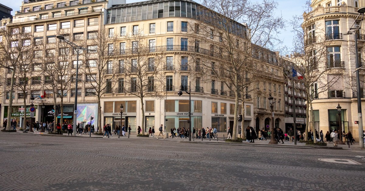 Vibrant street life on Champs-Élysées, Paris featuring lively urban architecture.
