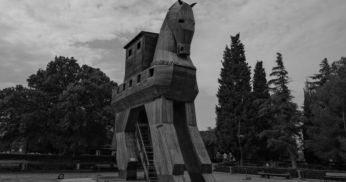 Black and white image of the famous Trojan Horse replica in Çanakkale, Türkiye.
