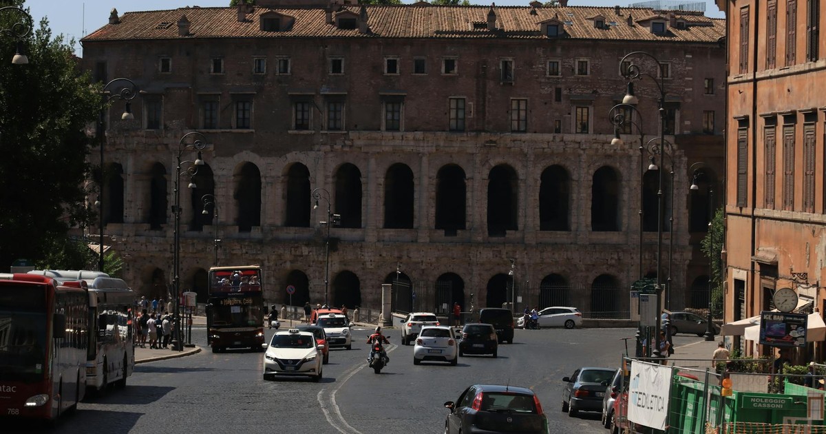Busy Roman street scene with historical architecture and urban traffic flow.