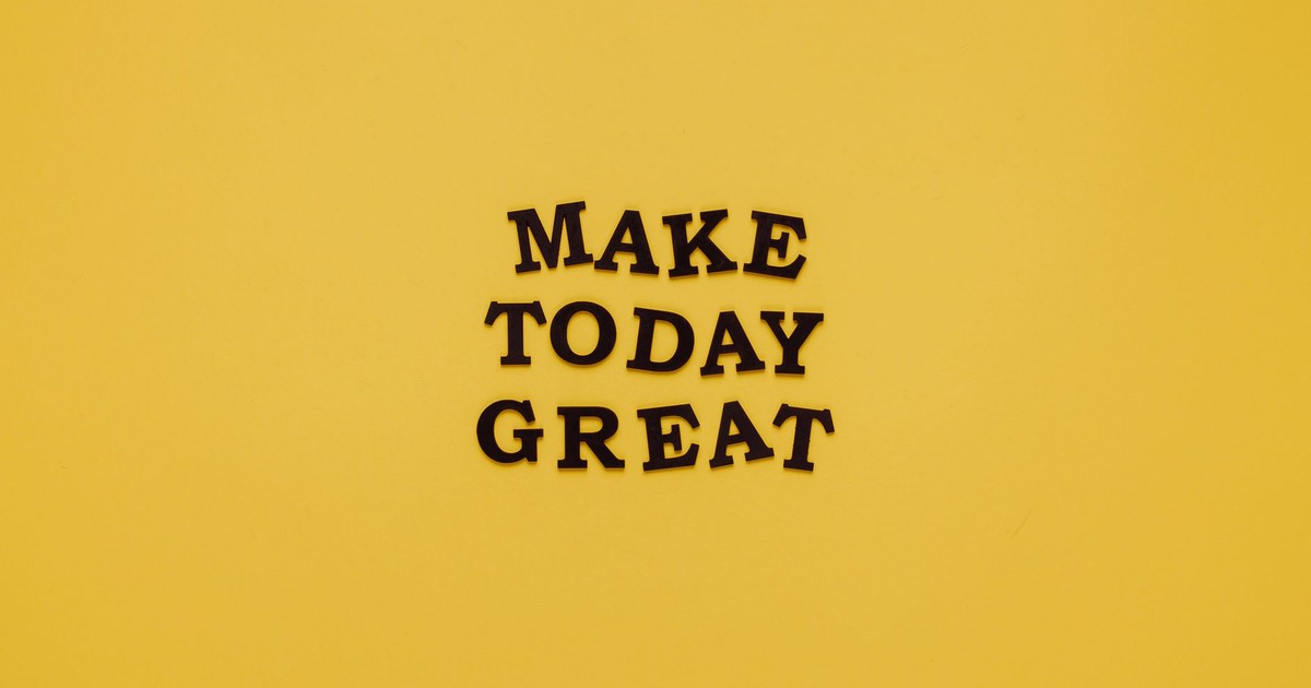 Simple and motivational quote 'Make Today Great' on a minimalist yellow background for inspiration.