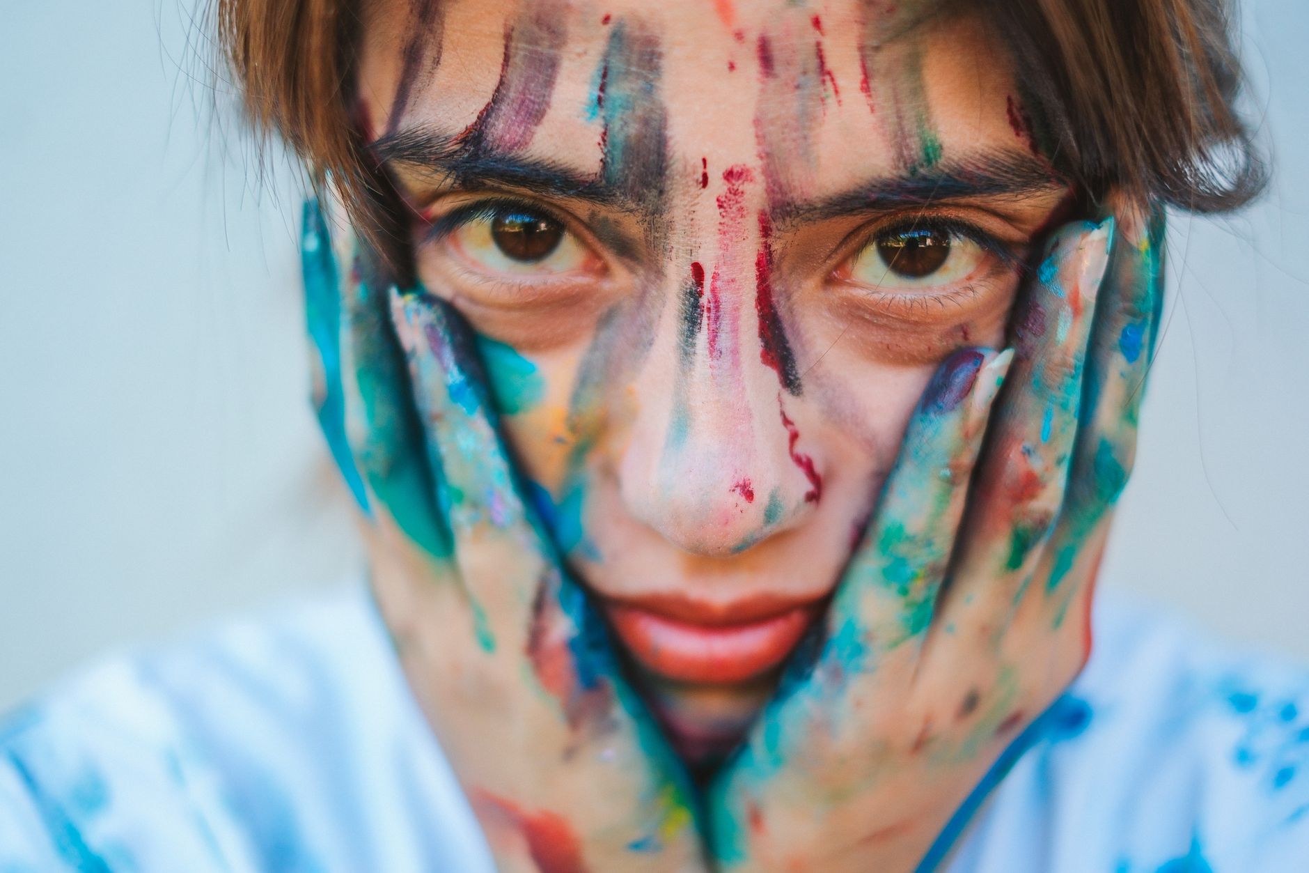5 Behaviors That Reveal Someone’s True Colors, According to Research