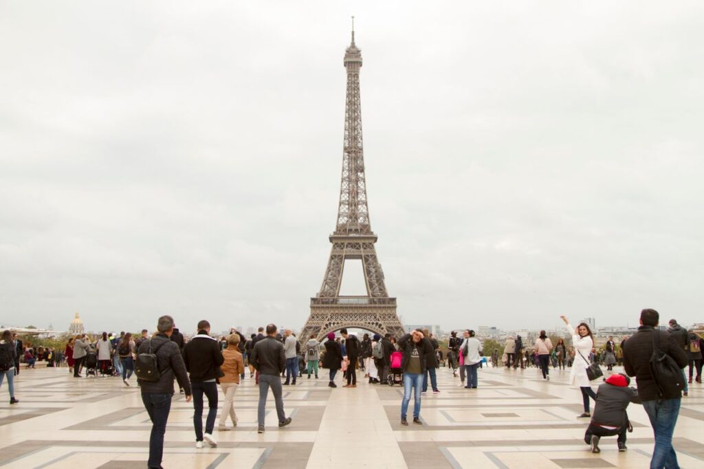 14 Famous Tourist Spots That Cost a Fortune and Usually Disappoint Visitors - Featured image