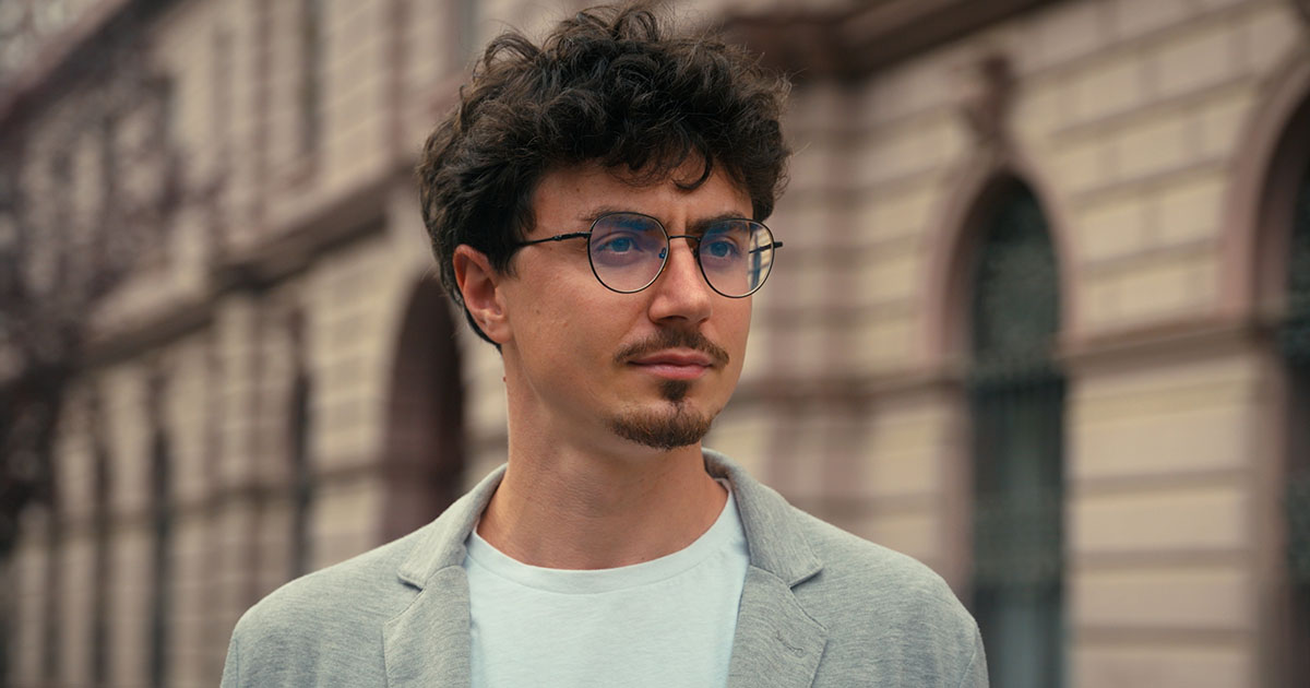 10 Things You’re Doing in Public People Always Notice But Never Bring Up