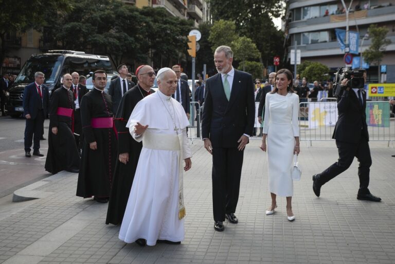 Only These Seven Women Can Wear White Before the Pope - Featured image