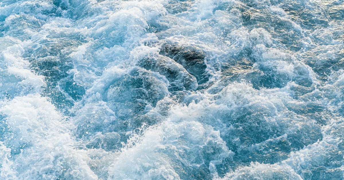 Capturing the powerful and dynamic motion of ocean waves crashing in a vivid scene.