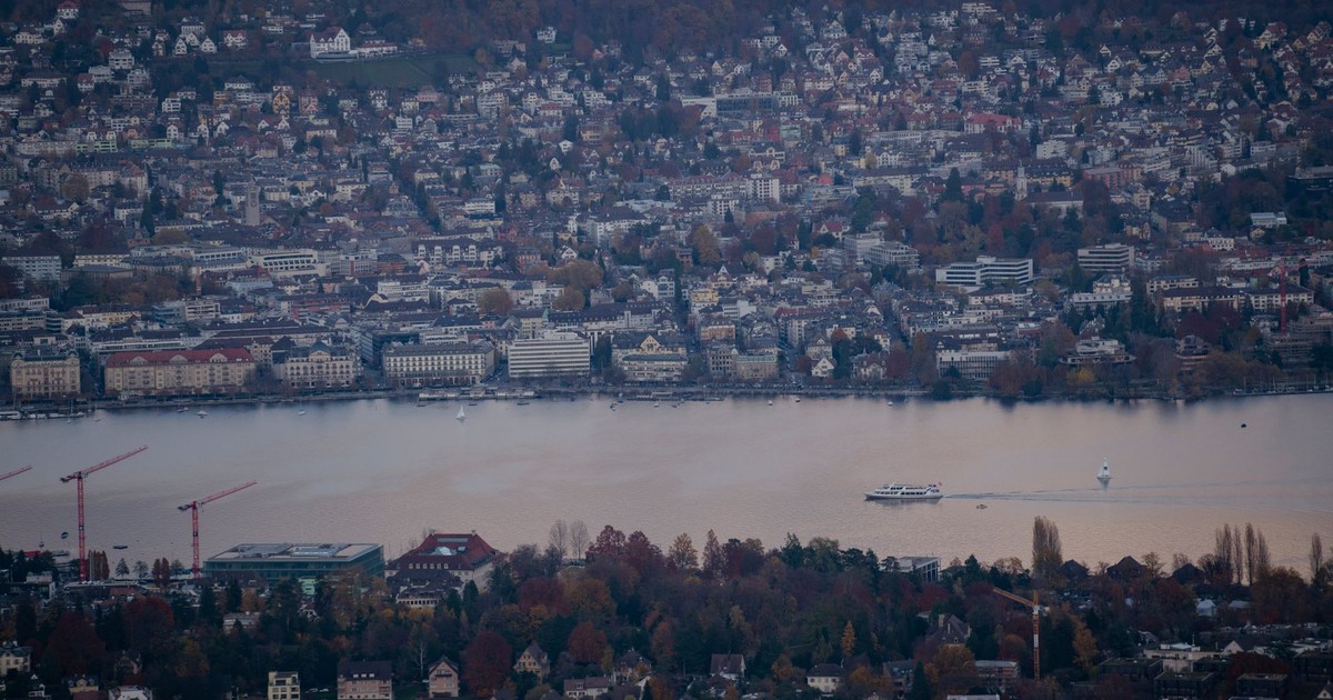 A scenic aerial view of Lake Zurich with the waterfront and surrounding cityscape during fall.