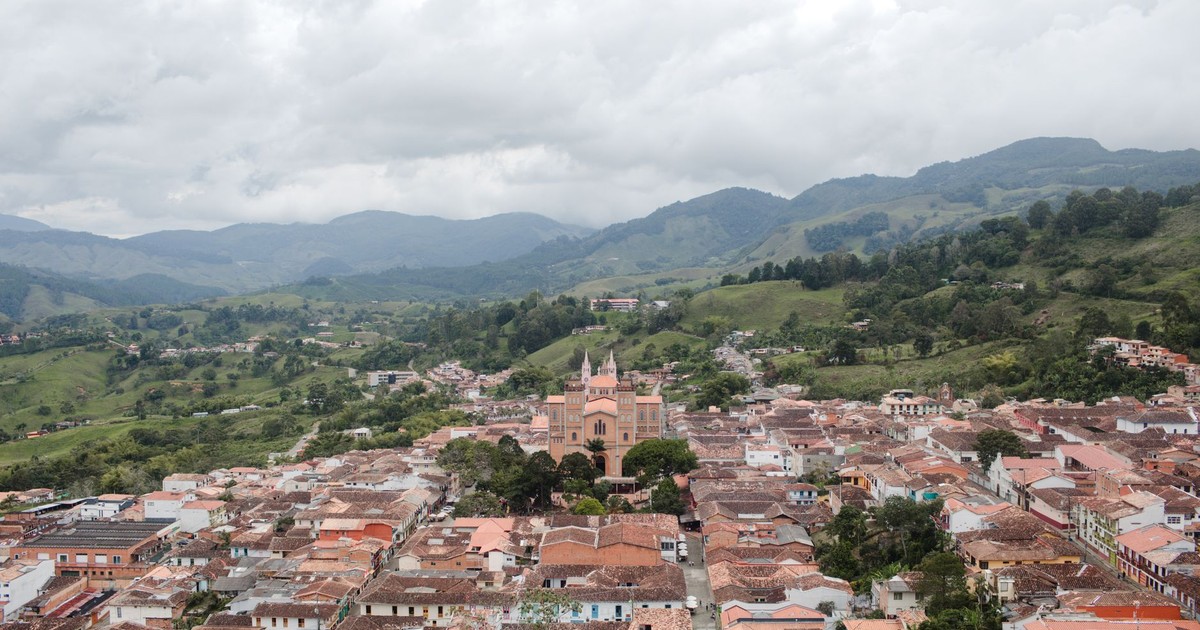 Discover the charming landscapes and historic architecture of Jericó, nestled in Colombia's Andes.
