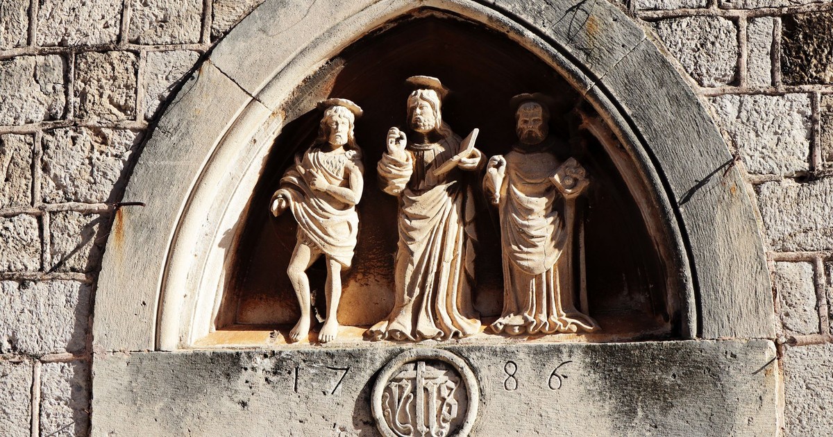 Detailed stone relief sculpture on a historic building in Dubrovnik, Croatia, capturing medieval artistry.
