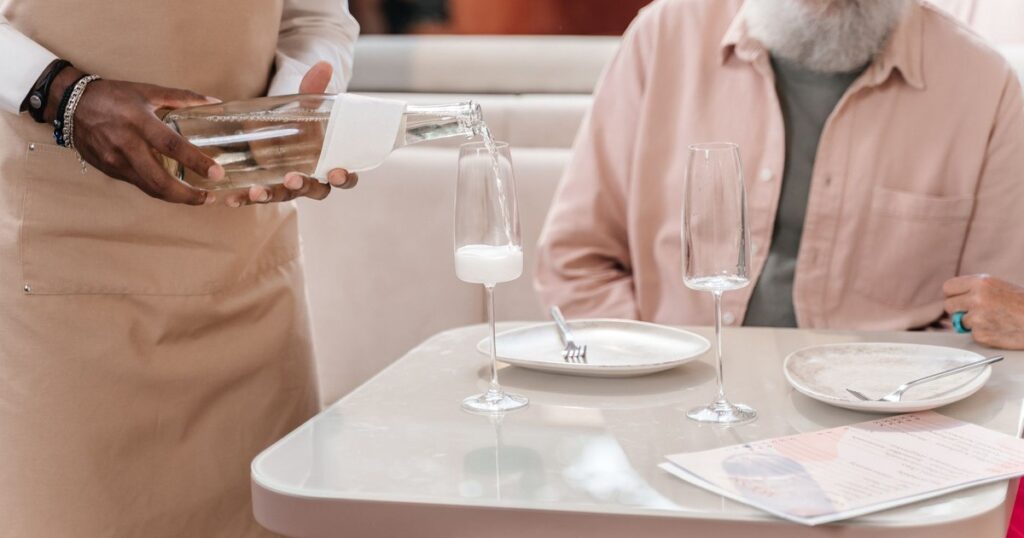 Servers Can Tell You’re a Bad Tipper From These 12 Habits - Featured image