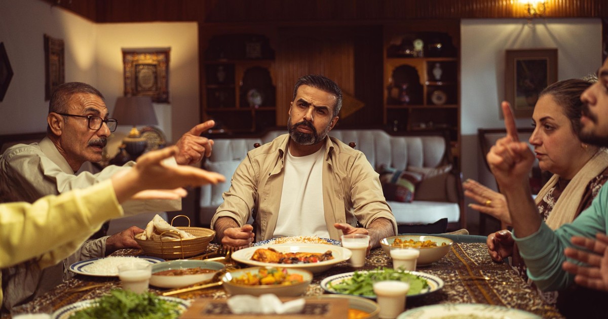 12 Things You Do at the Family Dinner That Makes Everyone Uncomfortable