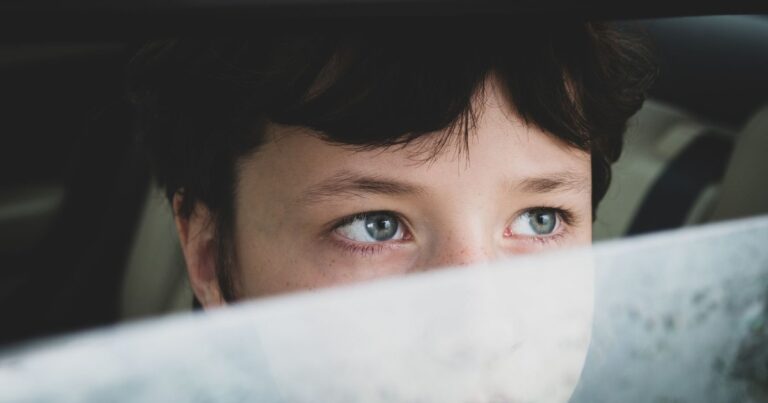 13 Signs Someone Was Raised by Emotionally Unavailable Parents - Featured image