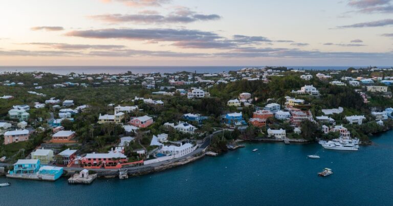 These 15 Dreamy Seaside Towns Across America Will Make You Smile Again - Featured image