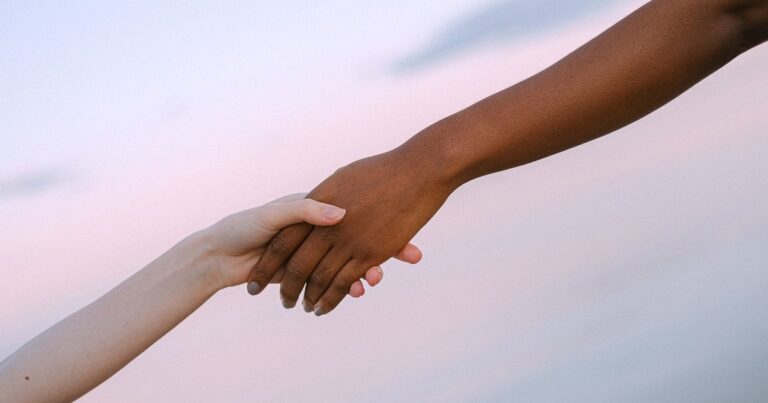 15 Signs That the Universe Wants to Connect You With Someone - Featured image