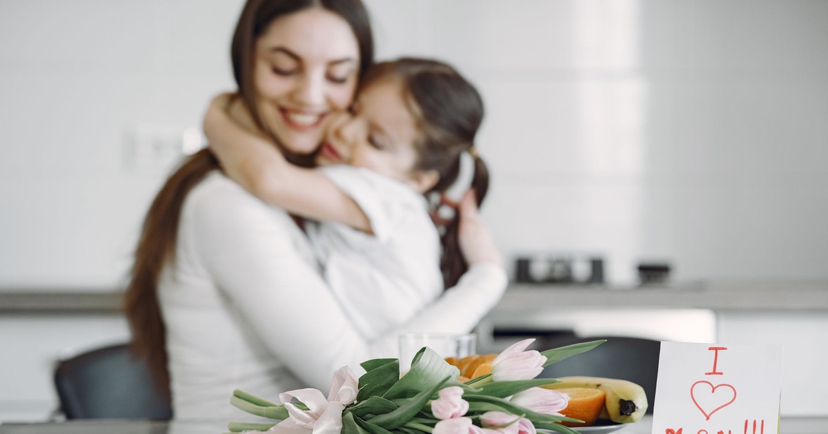 A heartwarming moment between mother and child with tulips and love note.