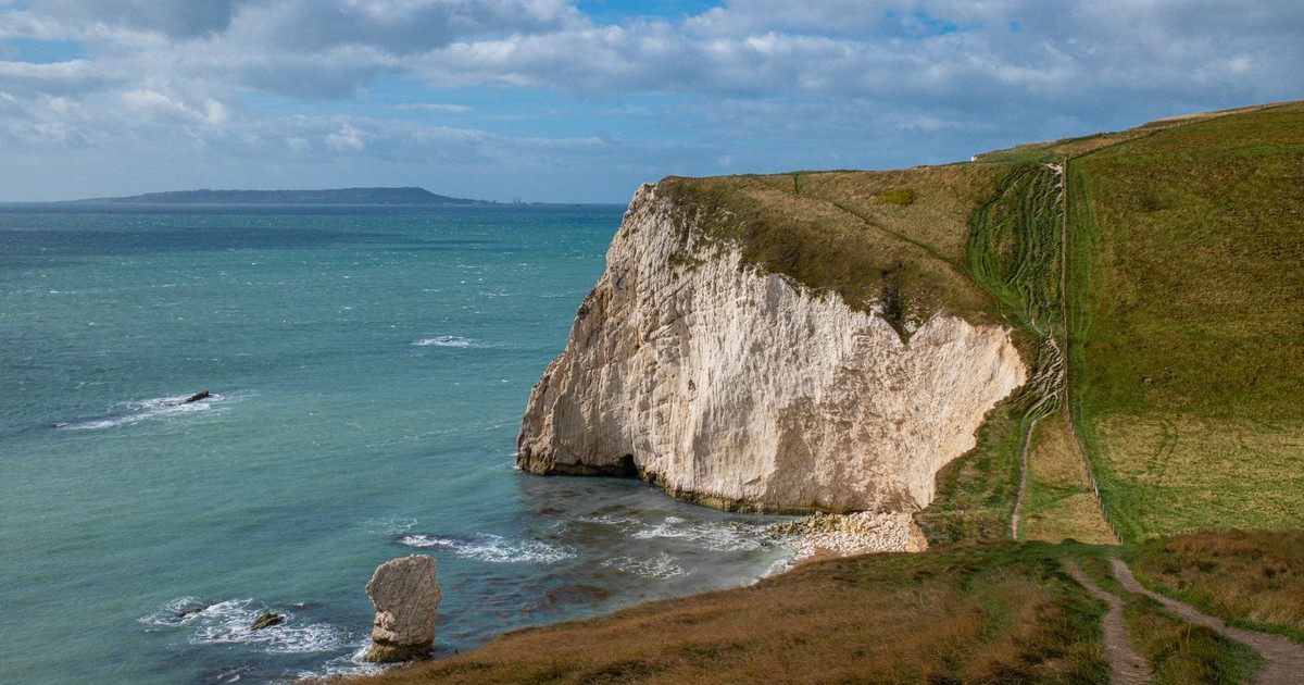 Explore the breathtaking cliffs along the Jurassic Coast in England, featuring dramatic views and natural beauty.