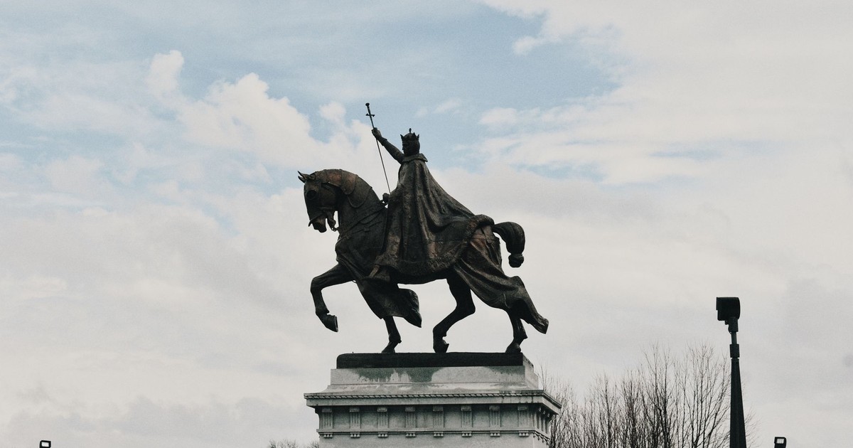 Equestrian statue of King Louis IX in St. Louis, Missouri under a partly cloudy sky.