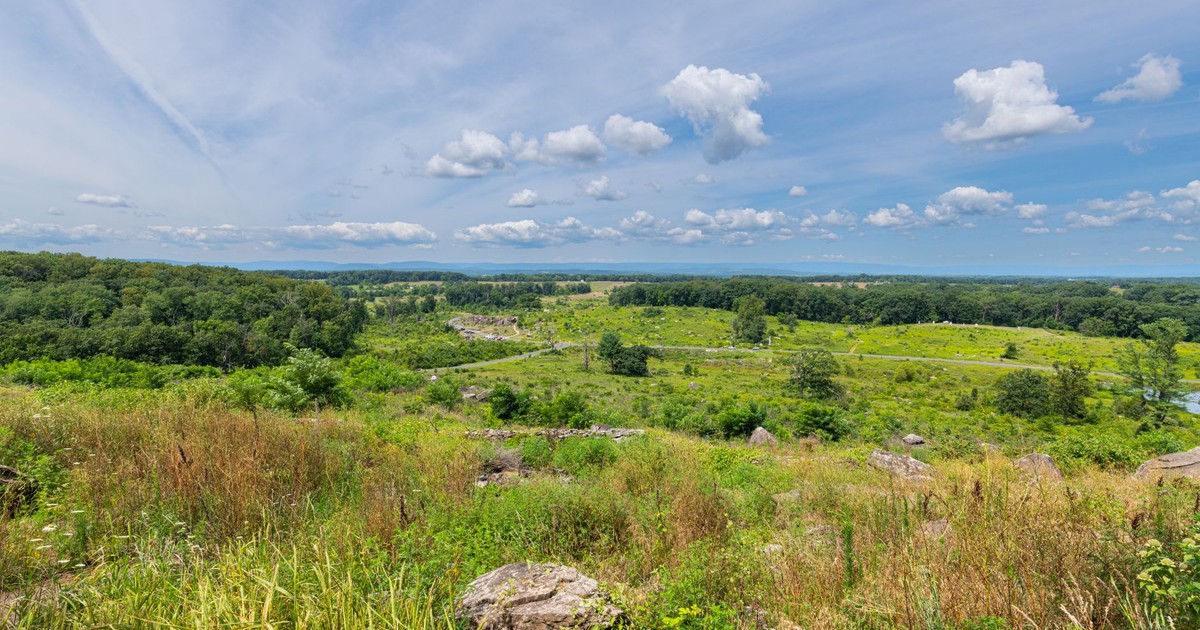 Expansive view of Gettysburg National Battlefield, showcasing historical landscape and natural beauty.