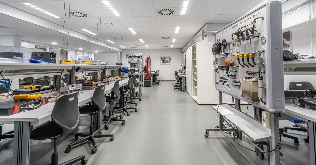 Spacious modern laboratory with workstations and equipment, ideal for scientific research and experiments.