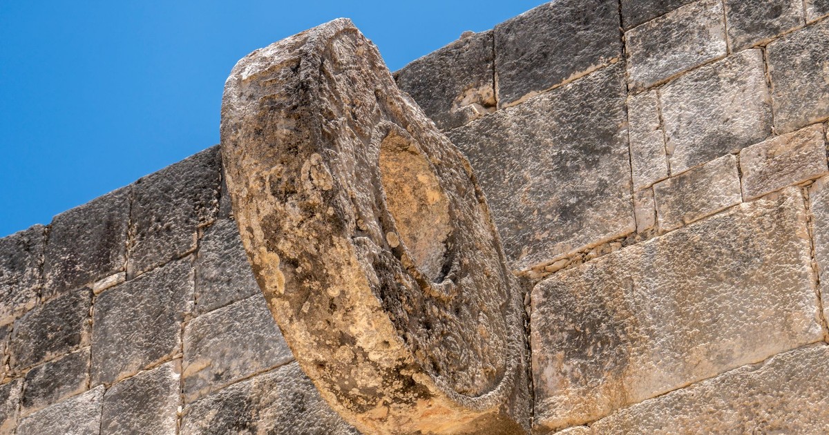 Close-up of a stone ring on a wall at Chichén-Itzá, showcasing ancient Mayan architecture.