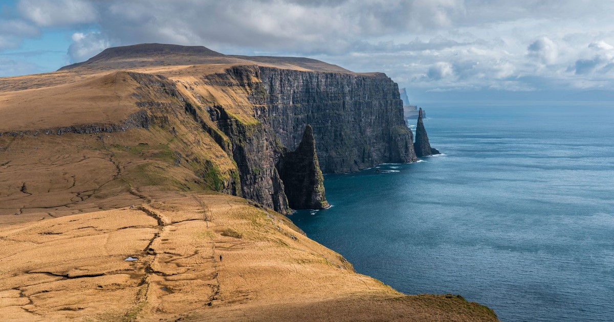 Majestic cliffs and ocean view on Sandoy in the Faroe Islands, highlighting Trøllkonufingur.