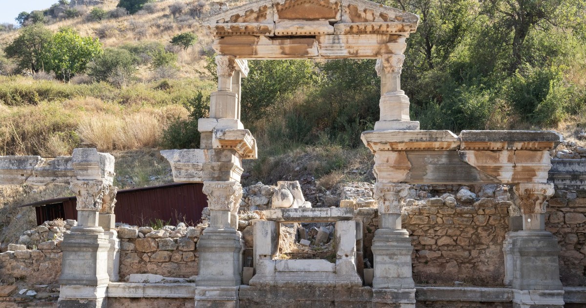 Explore the ancient Roman ruins of Ephesus in Selçuk, İzmir, Türkiye.