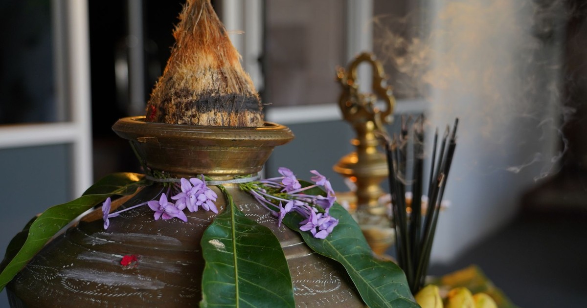 A beautiful arrangement for Pongal festival featuring a decorated pot, mango leaves, flowers, and bananas in Sri Lanka.