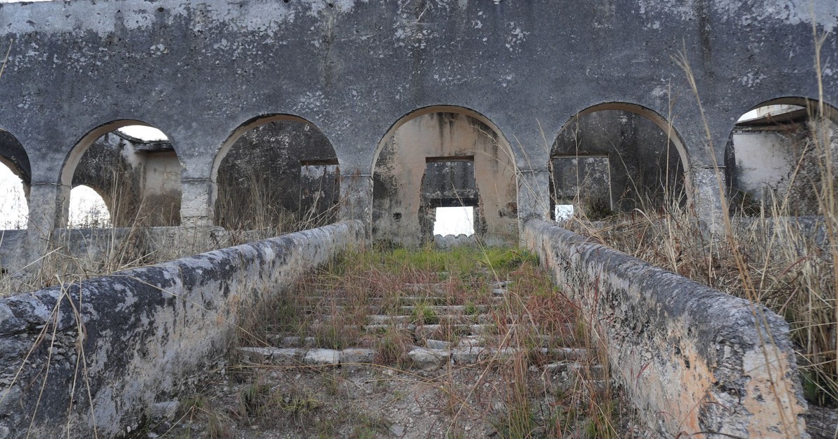 Explore the captivating ruins showcasing arched architecture in Yucatán, Mexico.