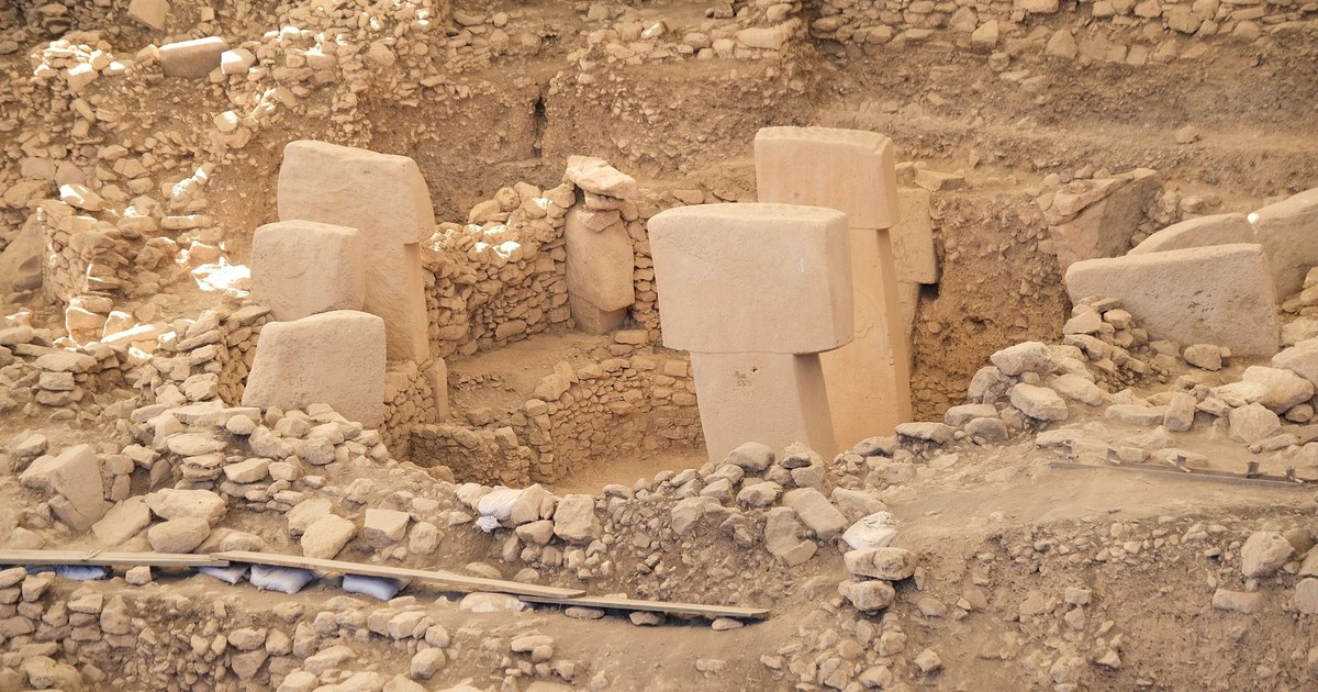 Discover the prehistoric stone pillars of Göbekli Tepe, a magnificent archaeological site in Turkey.
