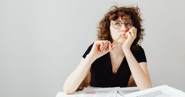 8 Cognitive Biases That Are Secretly Shaping Every Decision You Make (and you have no idea) - Featured image