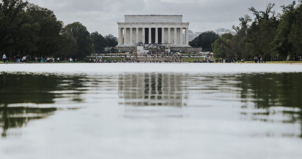 What Those Disturbing Marks at Bottom of Lincoln Reflecting Pool Actually Mean - Featured image