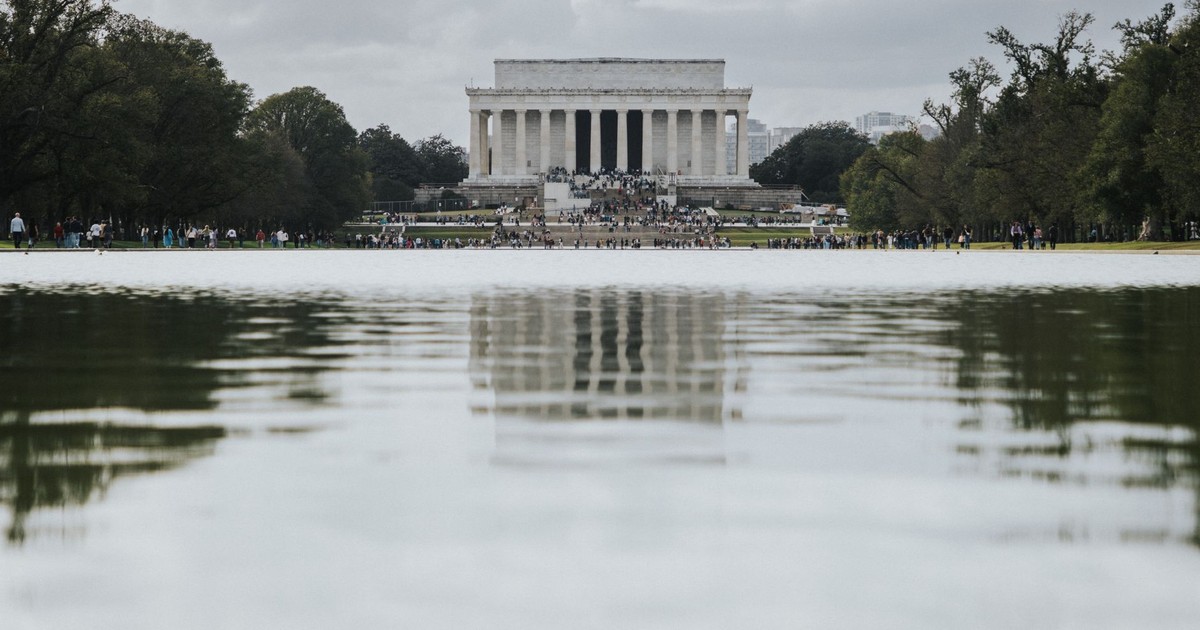 What Those Disturbing Marks at Bottom of Lincoln Reflecting Pool Actually Mean
