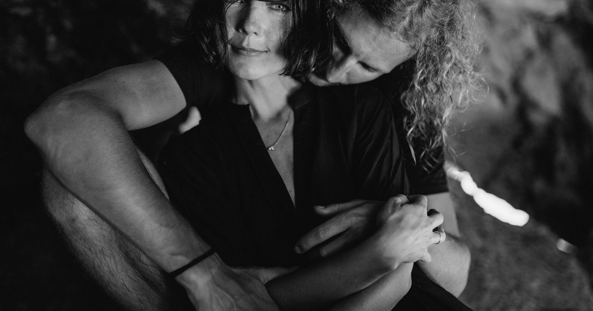 Intimate and emotional black and white portrait of a couple embracing in a close pose, capturing affection.