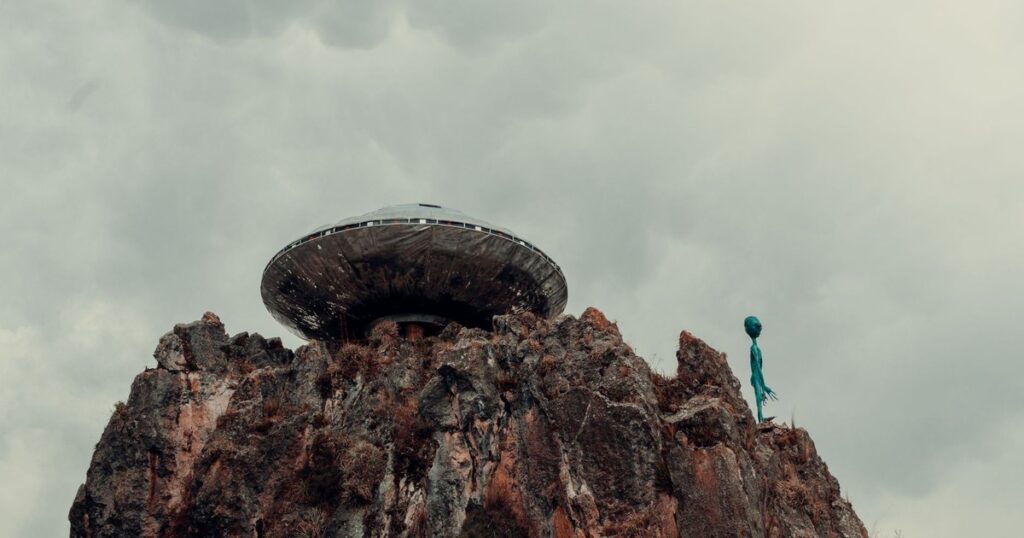 Harvard’s Most Controversial Astronomer Is Now Running the White House UFO Council - Featured image