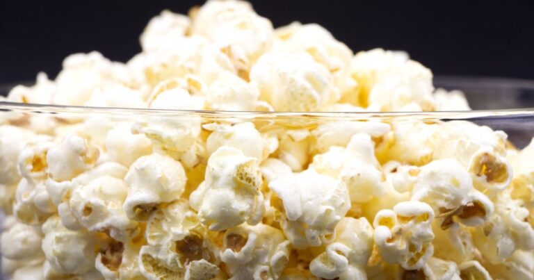 Why Making Popcorn in Your Air Fryer Is a Terrible Idea - Featured image