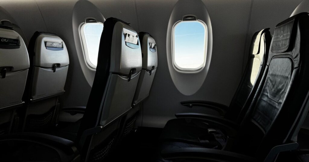United Airlines Must Face Lawsuit Over Window Seats With No Windows - Featured image