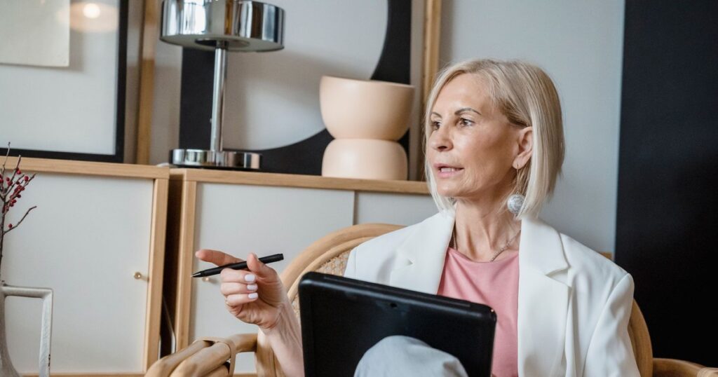 Women Are Getting $4,800 Less a Year From Social Security, Says AARP - Featured image