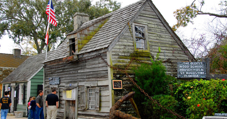 15 of the Oldest Houses in the United States That Are Still Standing - Featured image