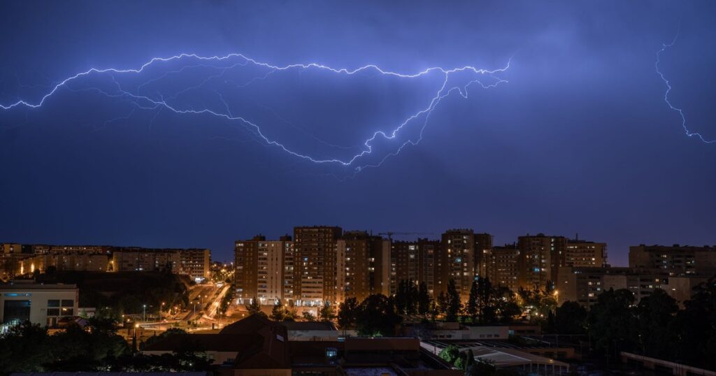 8 U.S. Cities Where the Weather Has Become So Intense, Locals Want to Leave - Featured image