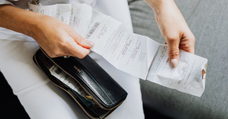 10 Things Fake Rich People Do That Real Wealthy People Never Do - Featured image