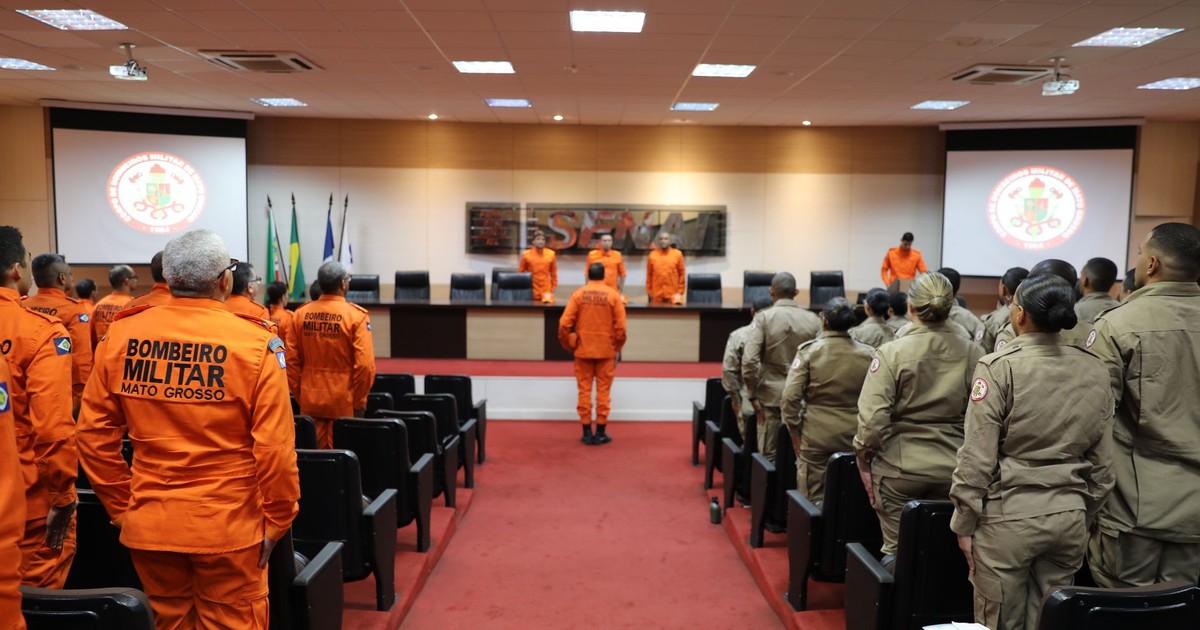 Firefighters attending a strategic training session indoors in Mato Grosso, Brazil.