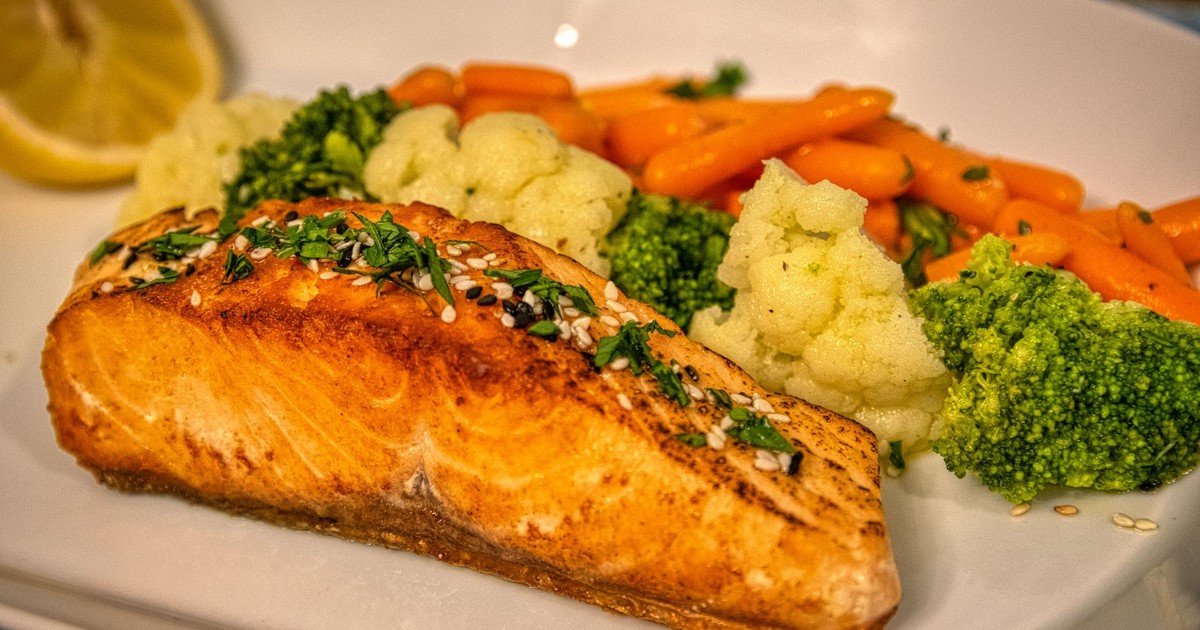 Delicious grilled salmon served with vibrant mixed vegetables, perfect for a healthy meal.