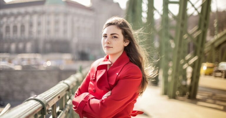 11 Rare Traits That Set Emotionally Strong Women Apart from the Rest - Featured image