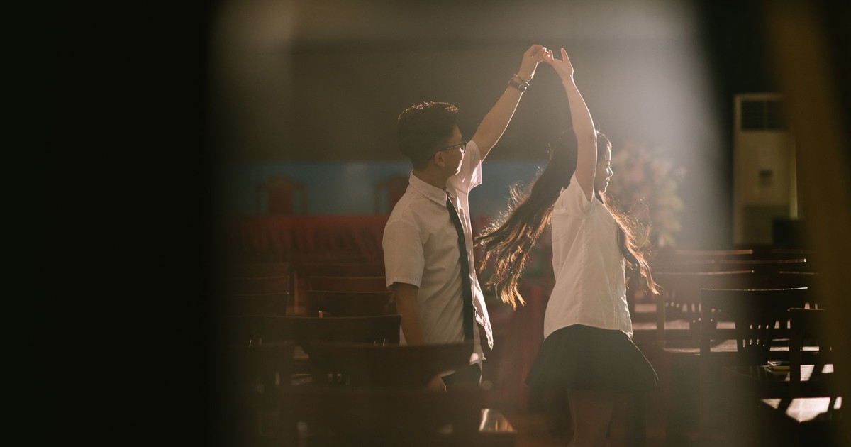 High school students dance gracefully in a sunlit classroom in Lạng Sơn, capturing youthful joy.