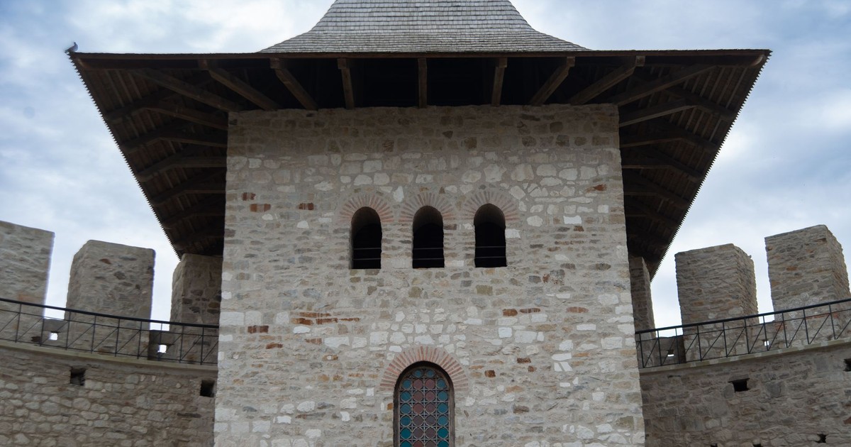 Close-up of Soroca Castle's stone tower with clear sky, showcasing medieval architecture.