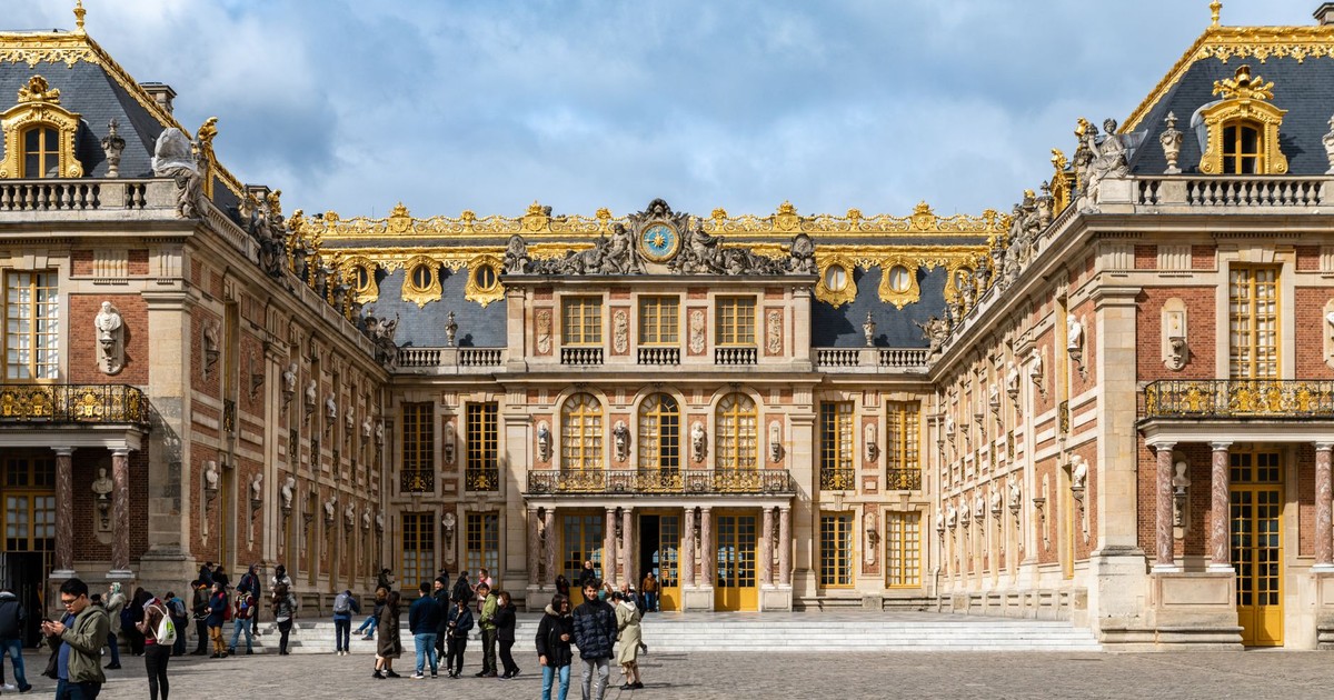 Explore the grandeur of the Palace of Versailles, a stunning example of baroque architecture.