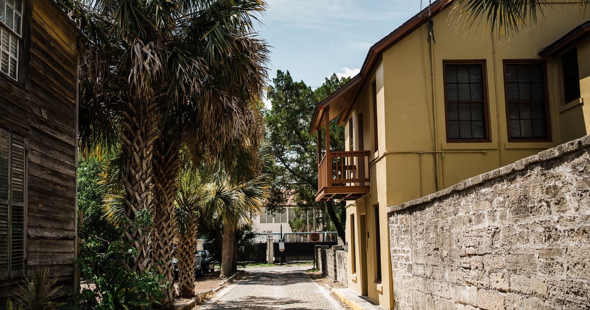 Quaint alleyway with palm trees and historic architecture in St. Augustine, Florida.
